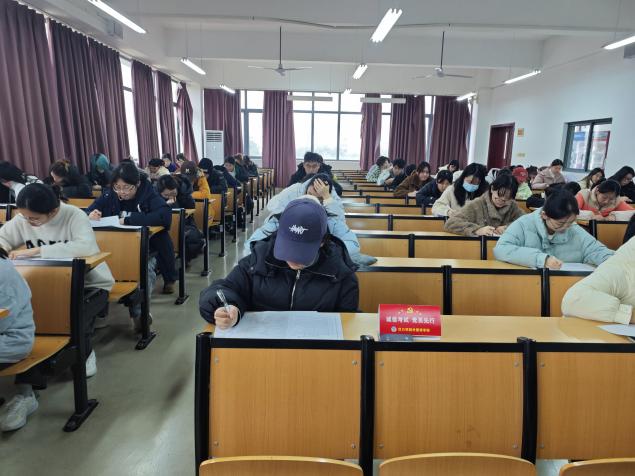 党员名牌亮身份 诚信应考树新风